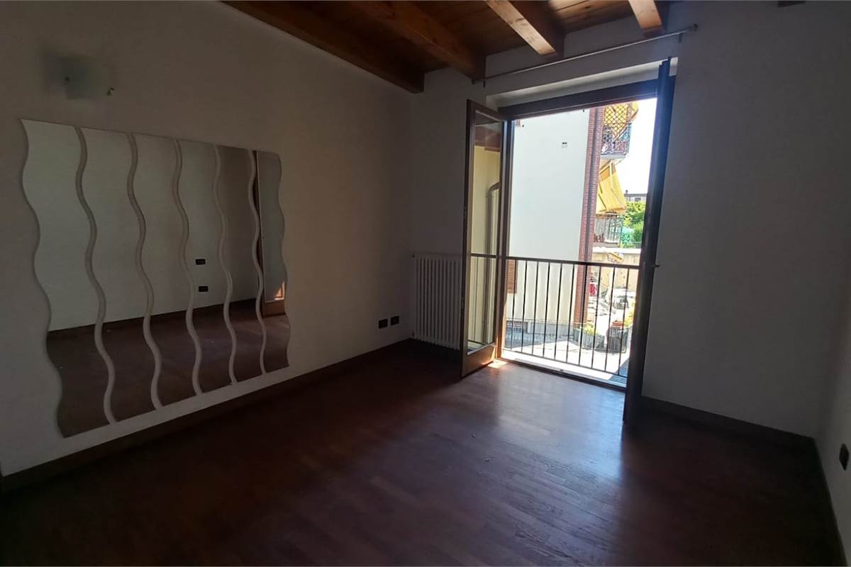 Libero con balcone travi a vista e camino