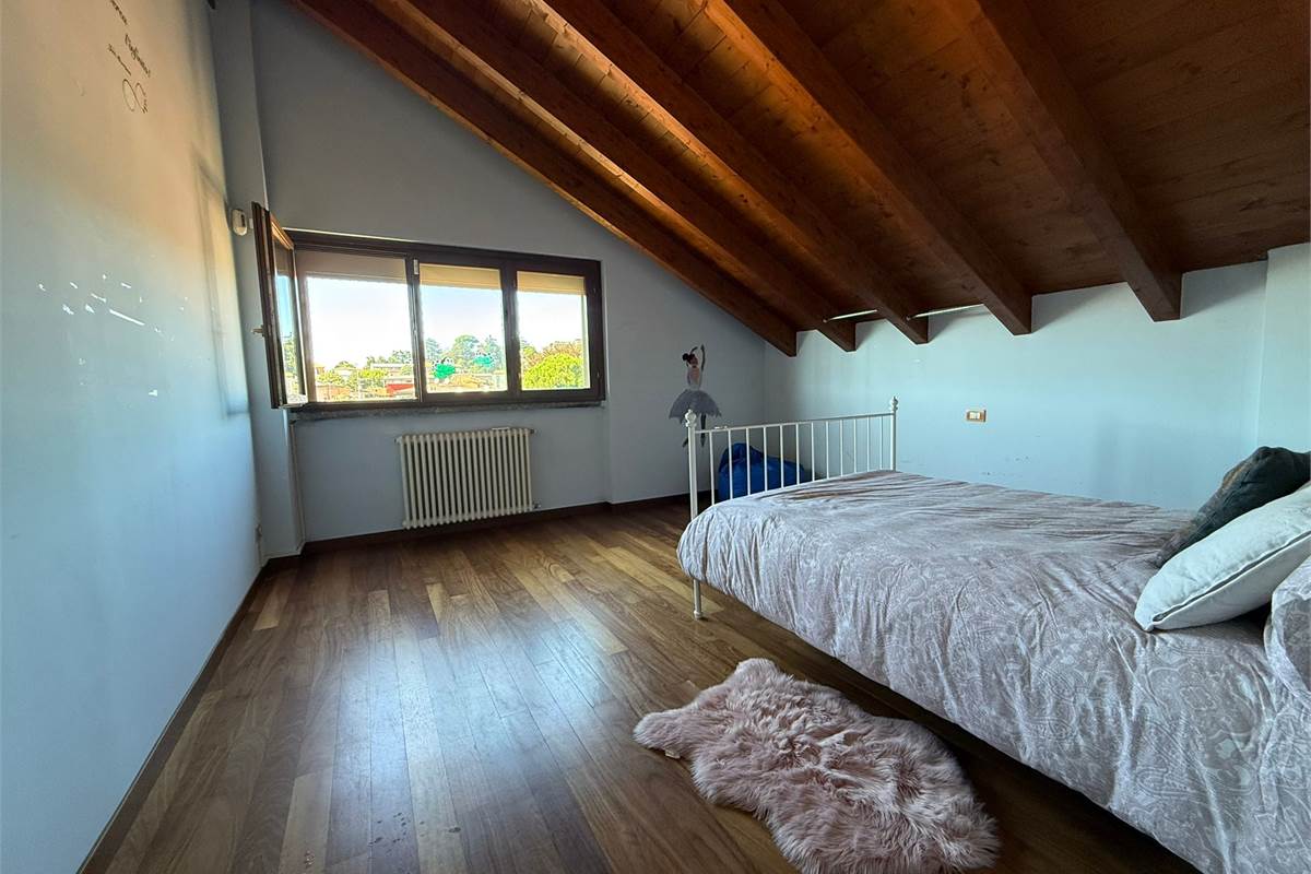 ultimo piano con terrazzo box e p.auto