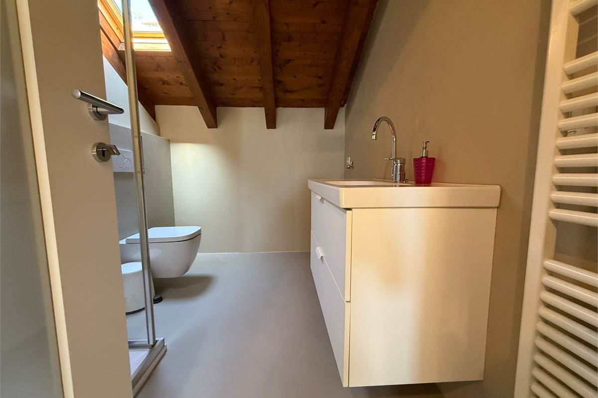 ultimo piano con terrazzo box e p.auto