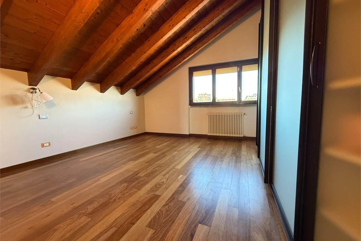 ultimo piano con terrazzo box e p.auto
