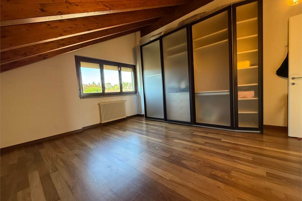 ultimo piano con terrazzo box e p.auto