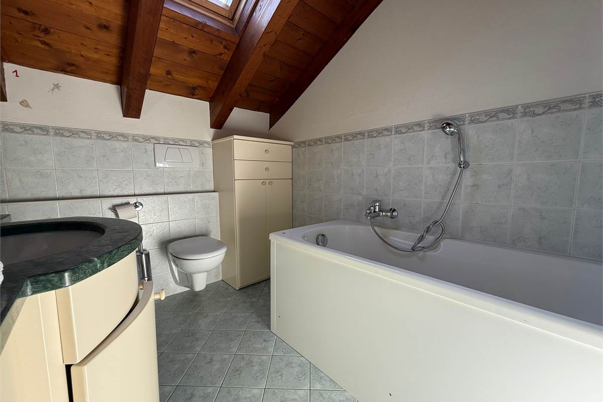 ultimo piano con terrazzo box e p.auto