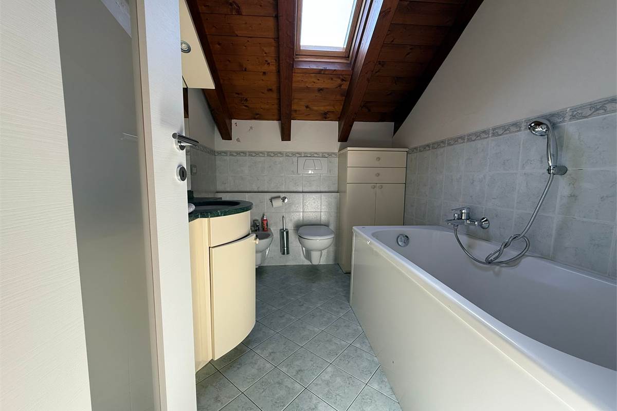 ultimo piano con terrazzo box e p.auto
