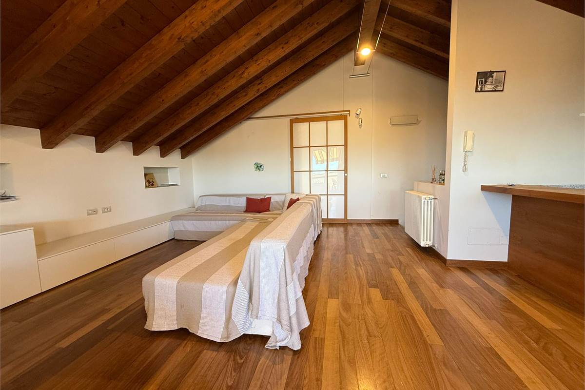 ultimo piano con terrazzo box e p.auto