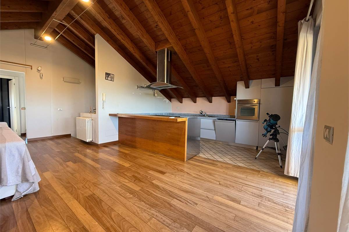 ultimo piano con terrazzo box e p.auto