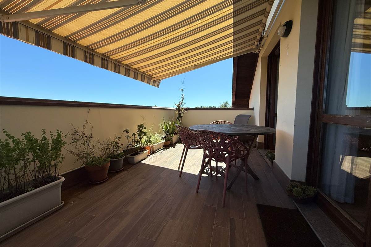 ultimo piano con terrazzo box e p.auto