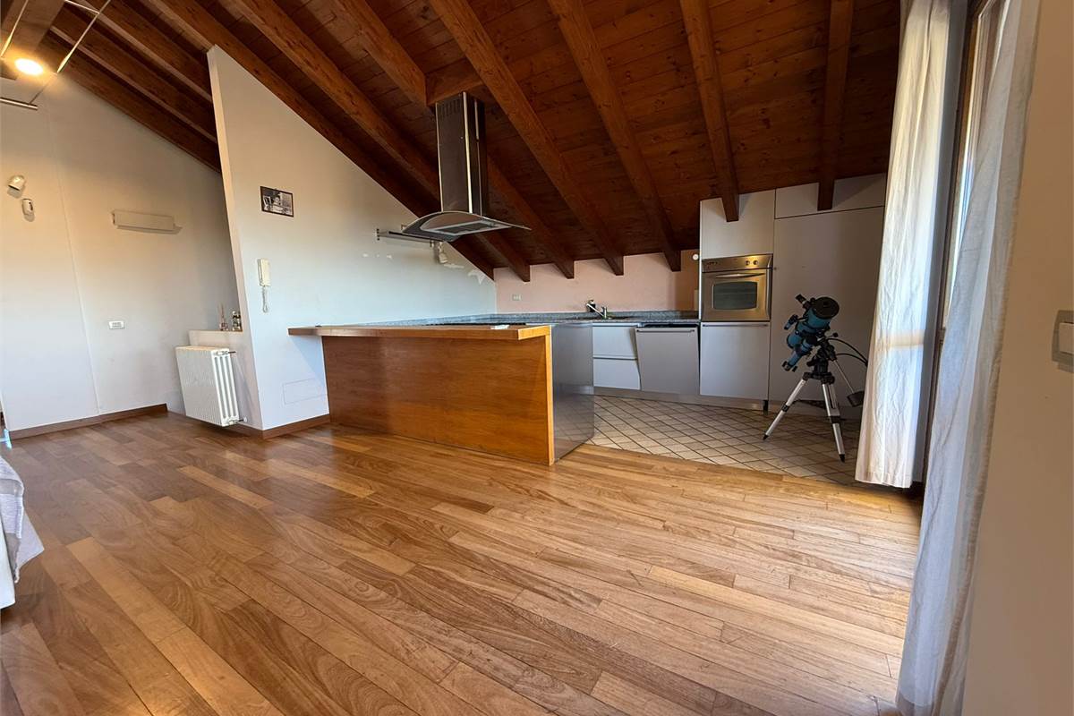 ultimo piano con terrazzo box e p.auto