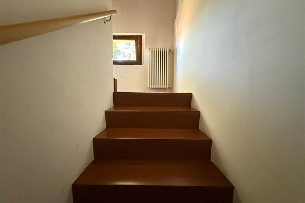 ultimo piano con terrazzo box e p.auto