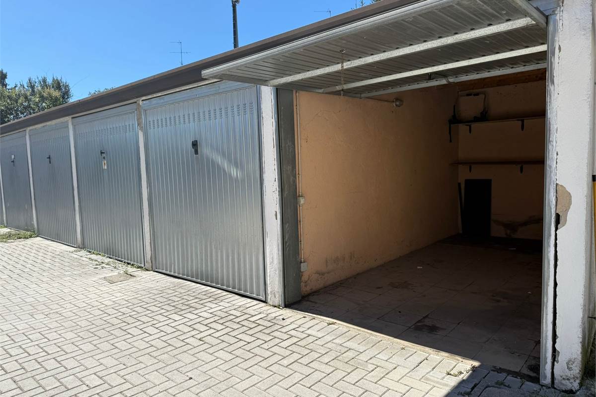 ultimo piano con terrazzo box e p.auto
