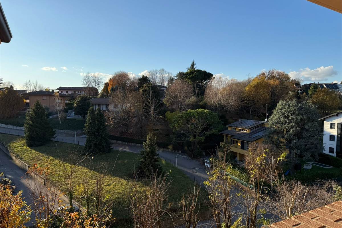 In collina ultimo piano con ascensore