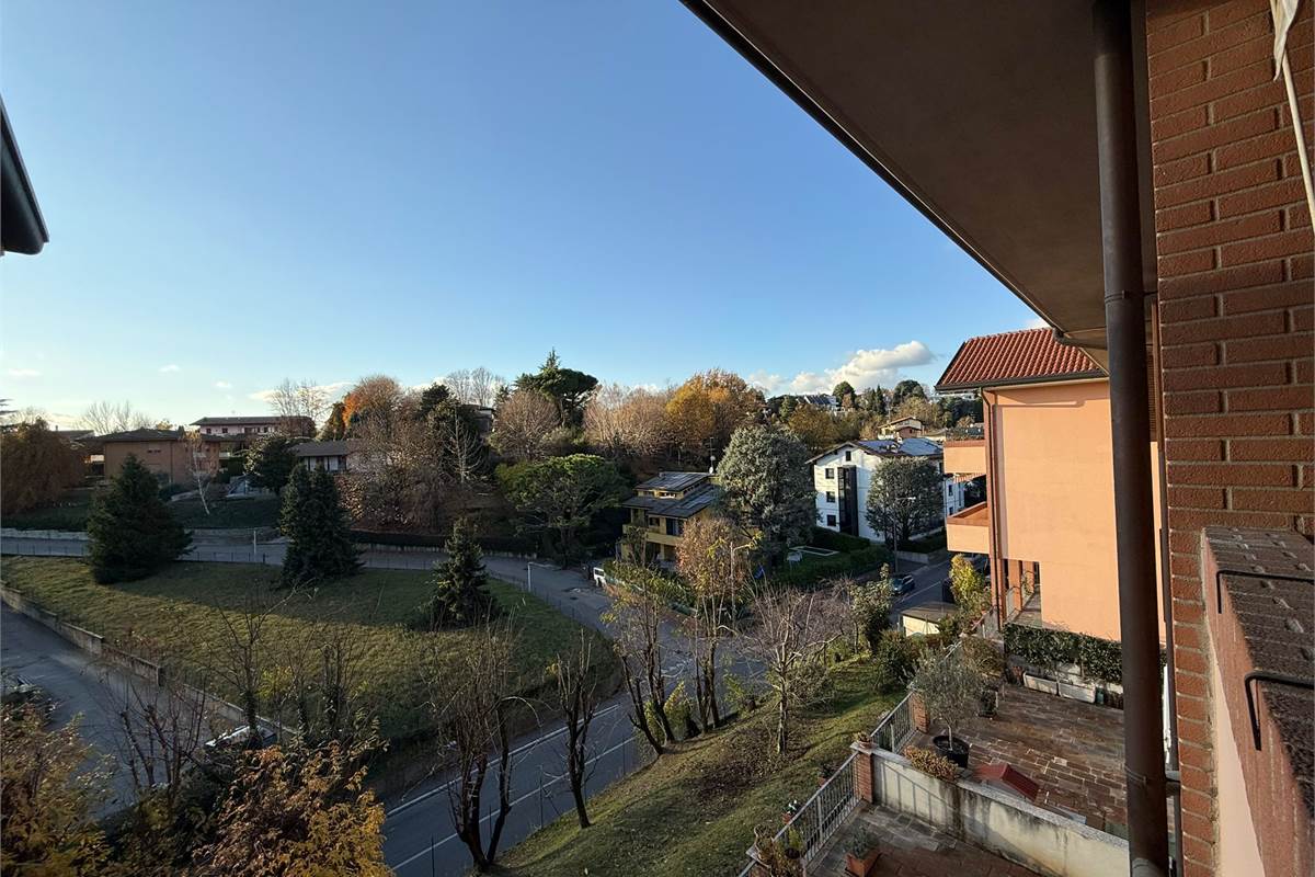 In collina ultimo piano con ascensore