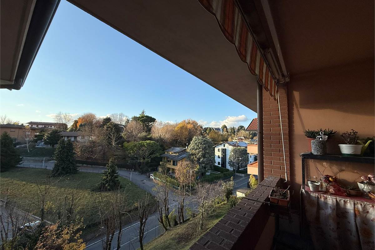 In collina ultimo piano con ascensore