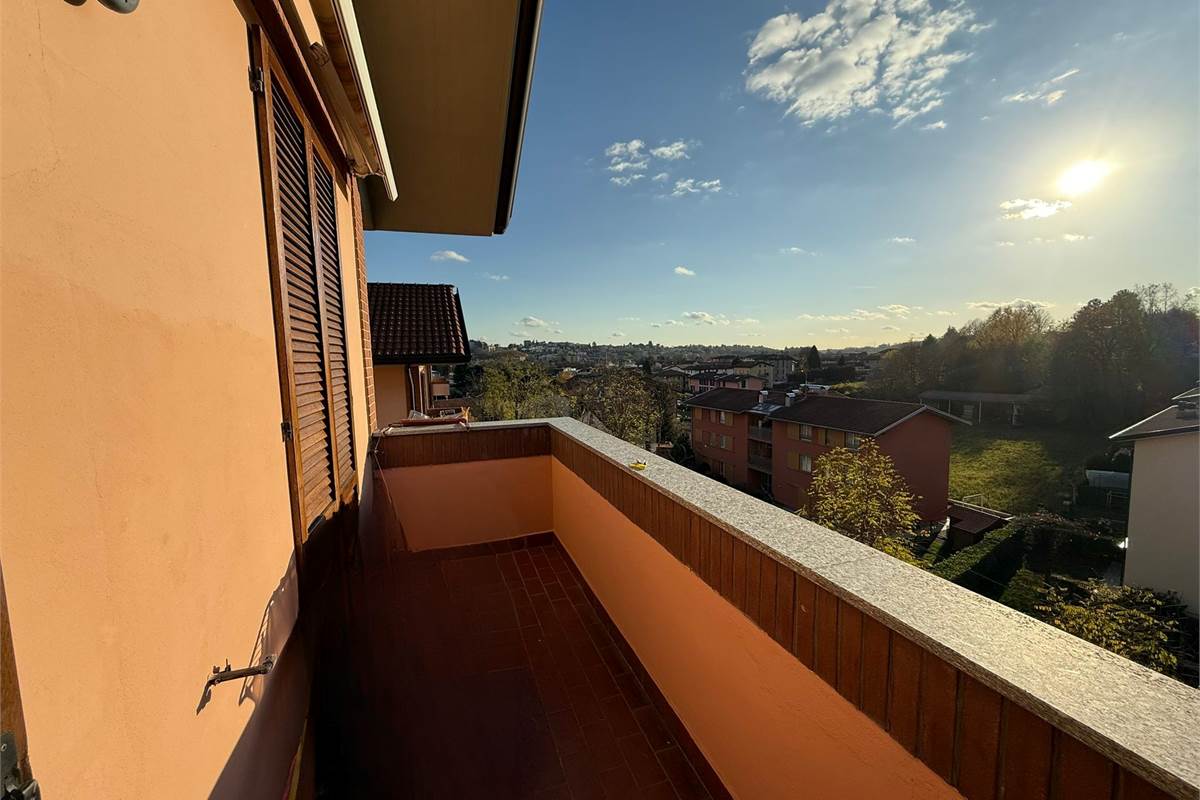 In collina ultimo piano con ascensore