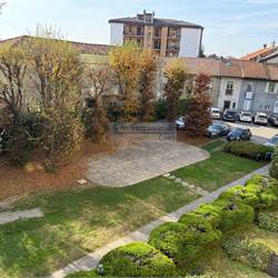 Spazi Generosi e Confort Moderno in Prestigioso Condominio Anni ’70