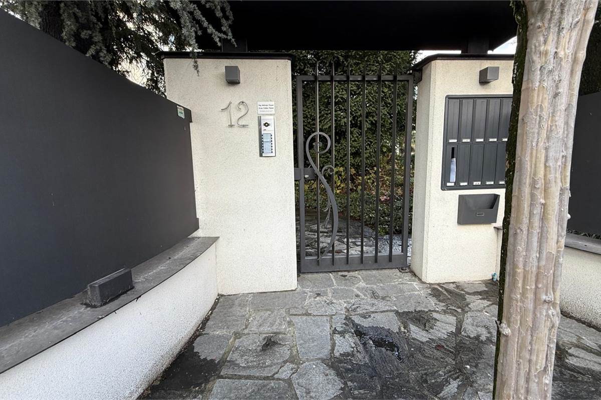 Design contemporaneo in Villa Fiorita: bilocale ristrutturato con parco