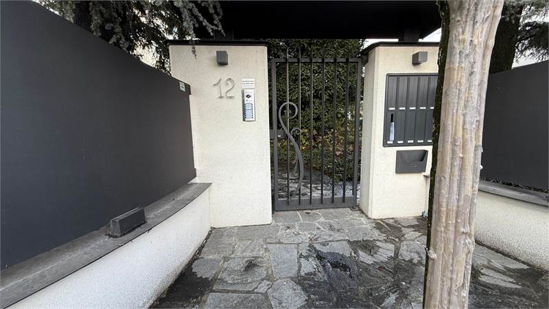 Design contemporaneo in Villa Fiorita: bilocale ristrutturato con parco