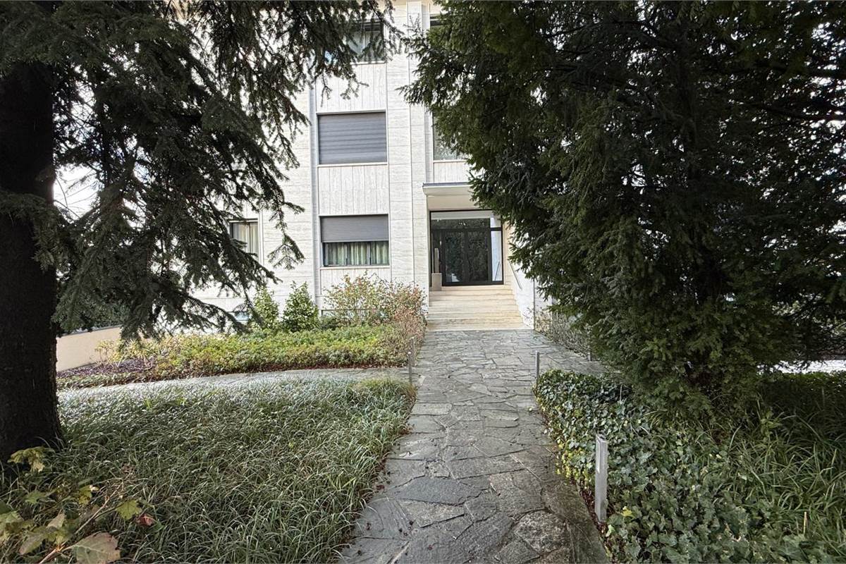 Design contemporaneo in Villa Fiorita: bilocale ristrutturato con parco