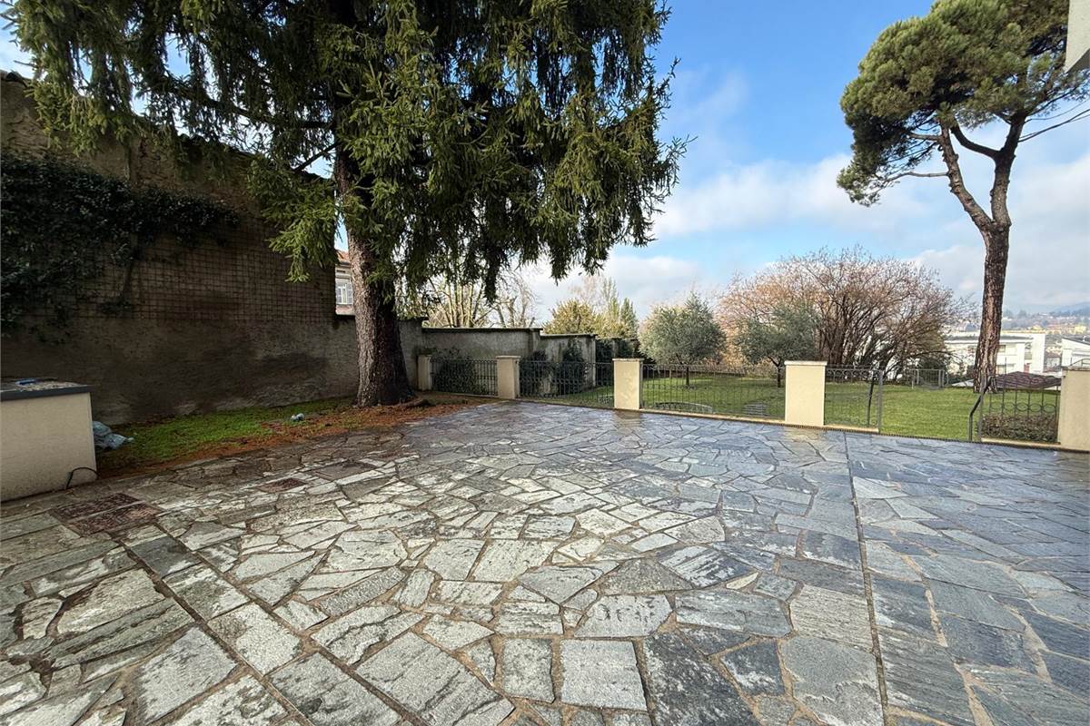 Design contemporaneo in Villa Fiorita: bilocale ristrutturato con parco