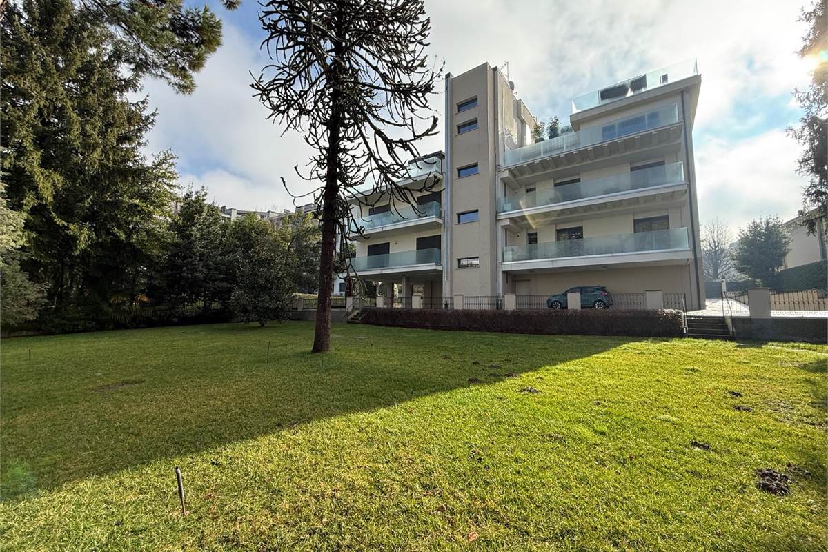 Design contemporaneo in Villa Fiorita: bilocale ristrutturato con parco