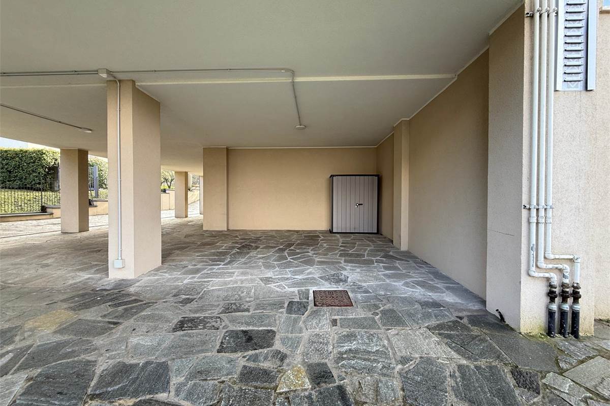 Design contemporaneo in Villa Fiorita: bilocale ristrutturato con parco