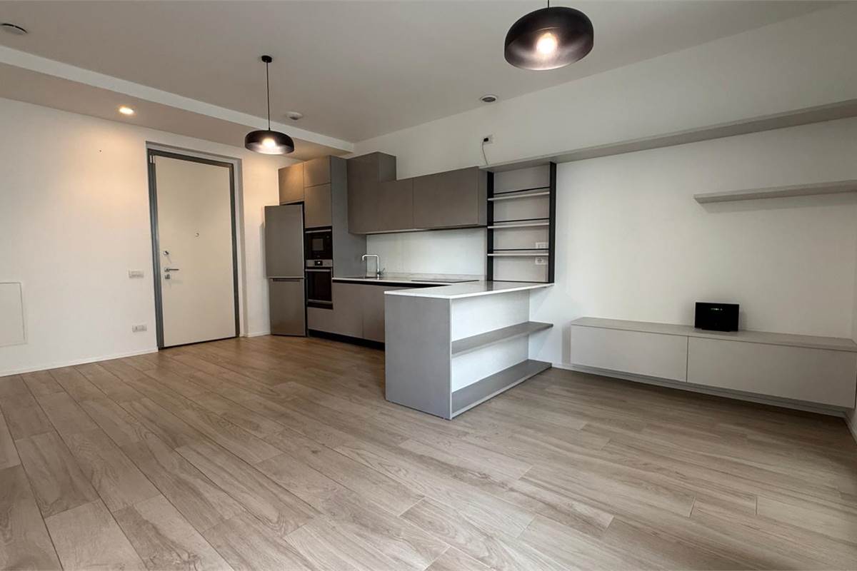 Design contemporaneo in Villa Fiorita: bilocale ristrutturato con parco