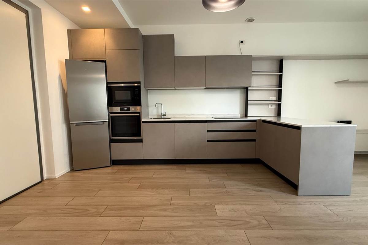 Design contemporaneo in Villa Fiorita: bilocale ristrutturato con parco