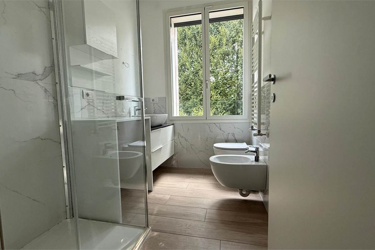 Design contemporaneo in Villa Fiorita: bilocale ristrutturato con parco