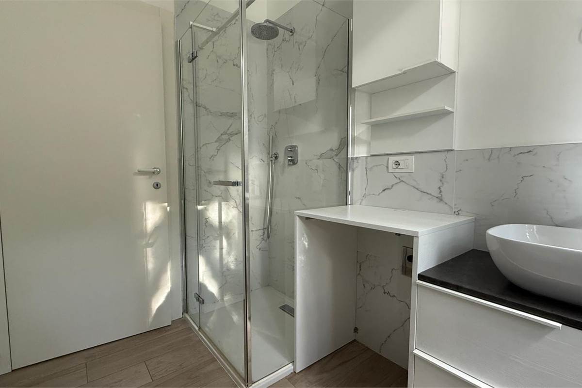 Design contemporaneo in Villa Fiorita: bilocale ristrutturato con parco