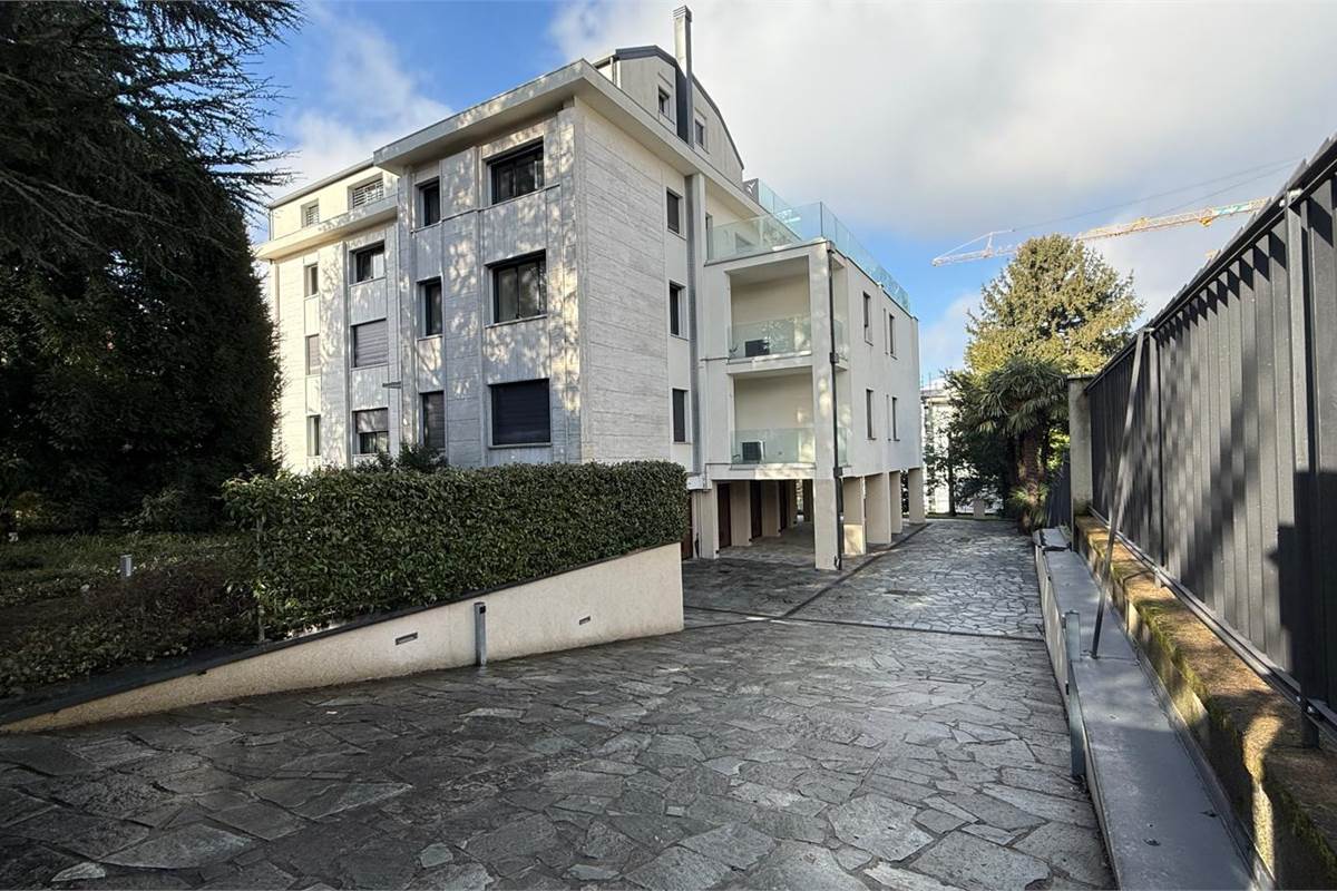 Design contemporaneo in Villa Fiorita: bilocale ristrutturato con parco