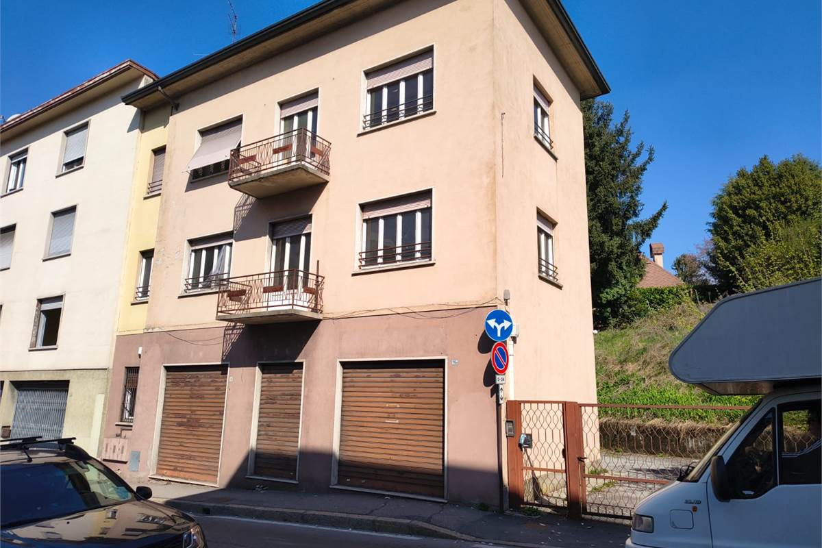 intero fabbricato con area cintata