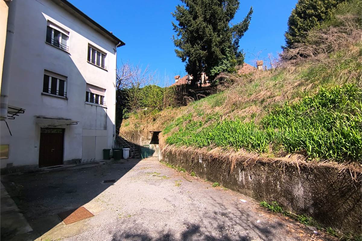 intero fabbricato con area cintata