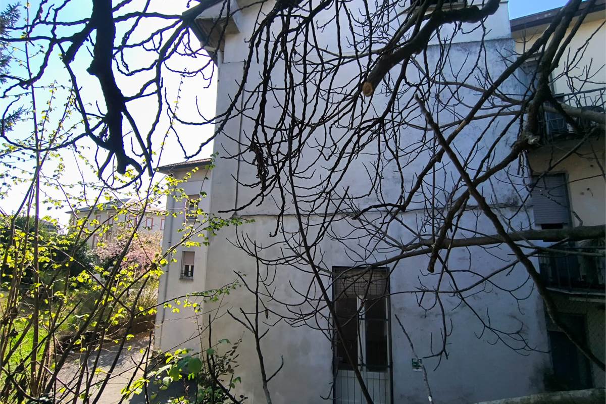 intero fabbricato con area cintata