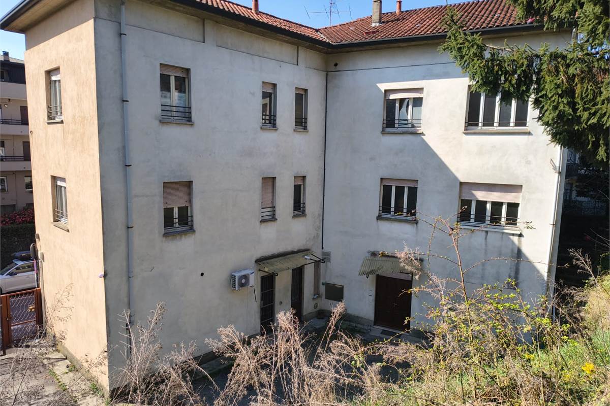 intero fabbricato con area cintata