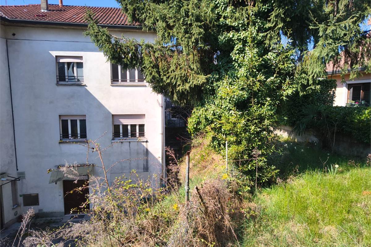 intero fabbricato con area cintata