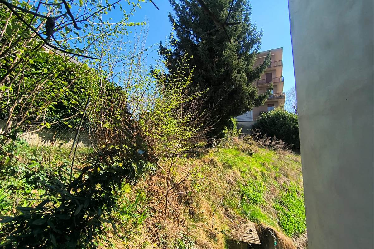 intero fabbricato con area cintata