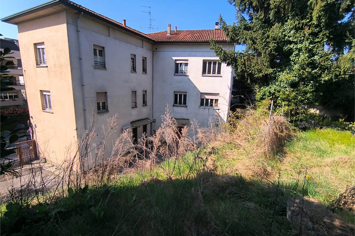 intero fabbricato con area cintata