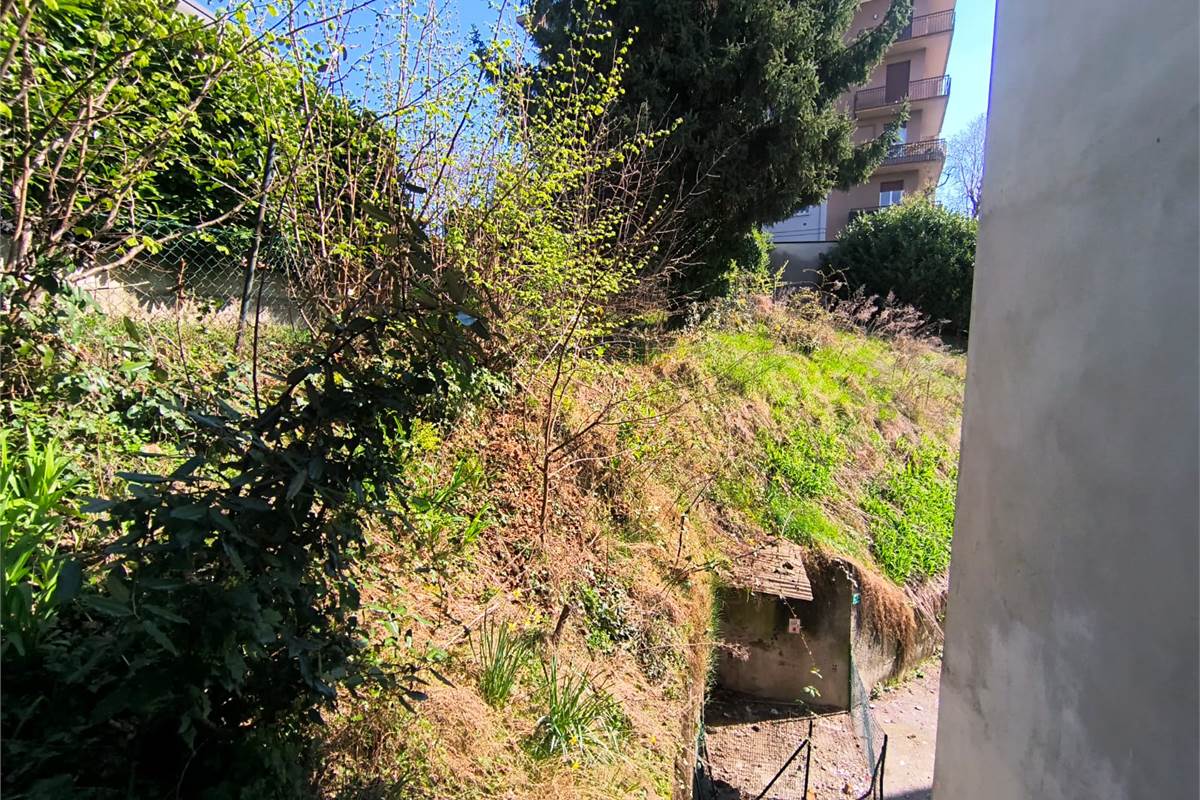 intero fabbricato con area cintata