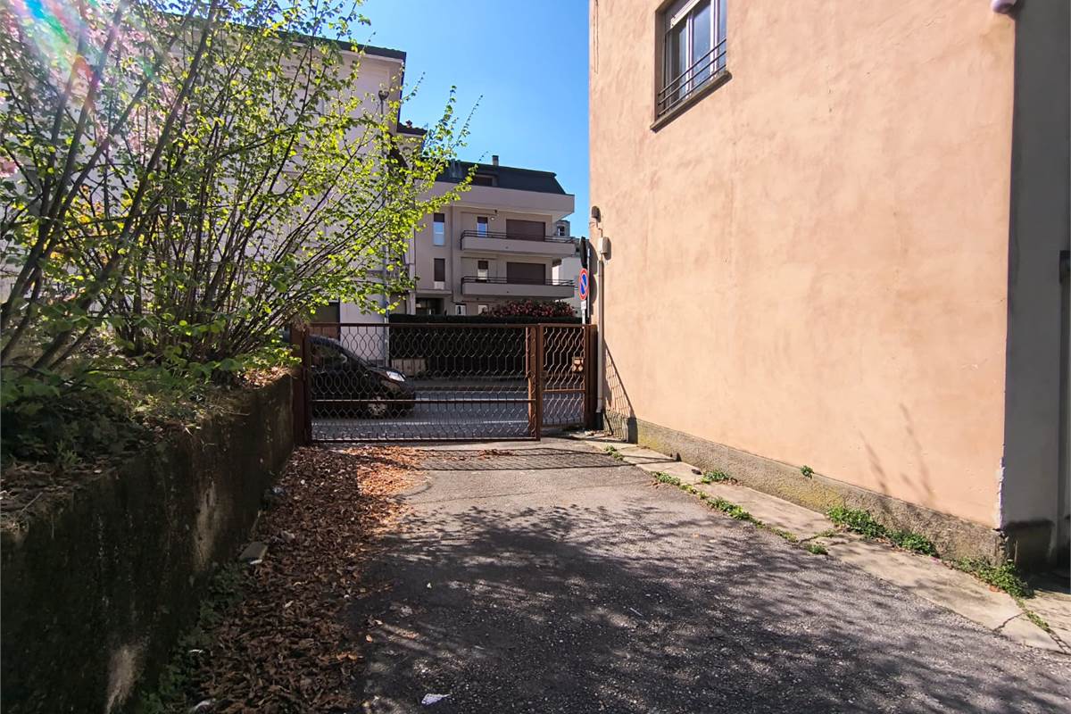 intero fabbricato con area cintata