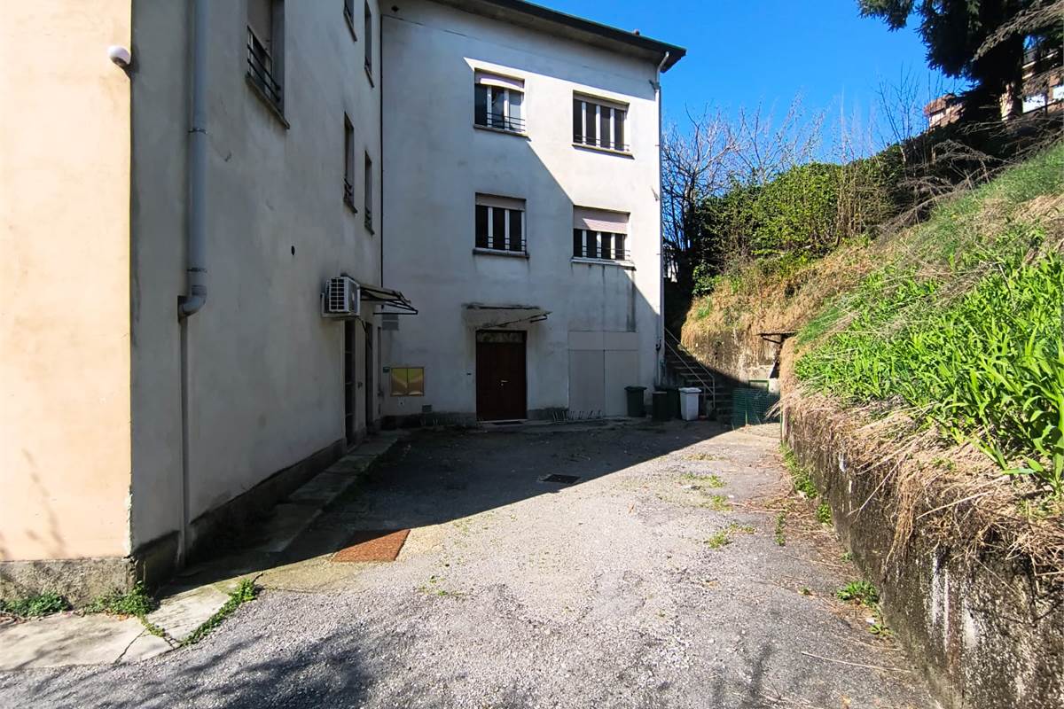 intero fabbricato con area cintata