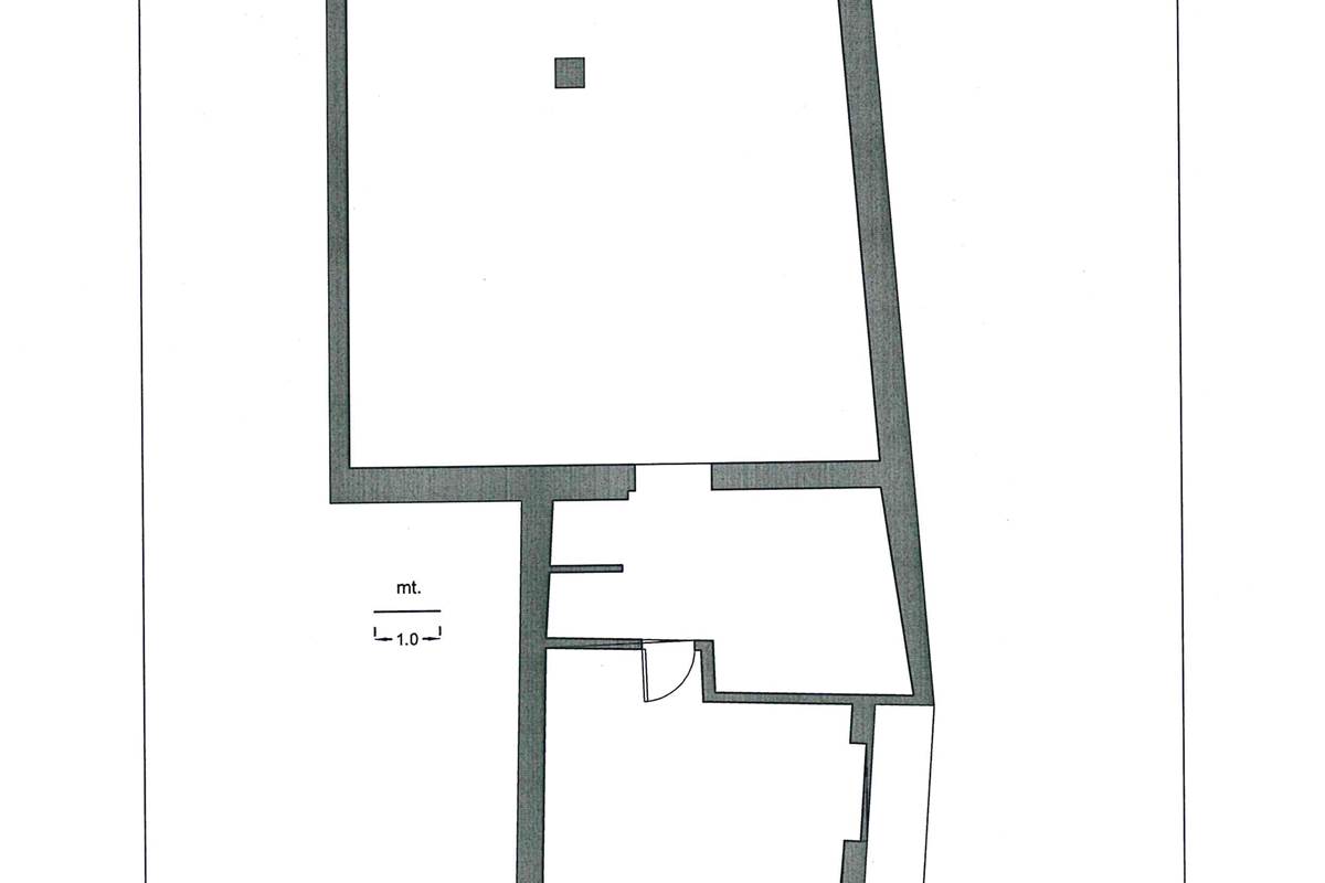 Libero fronte strada con vetrine