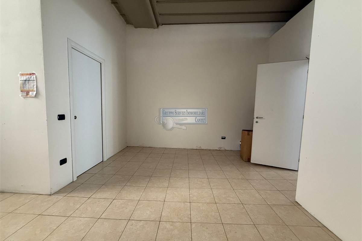 Libero fronte strada con vetrine