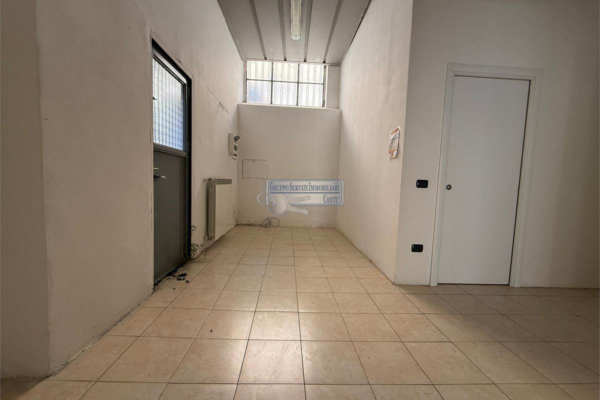 Libero fronte strada con vetrine