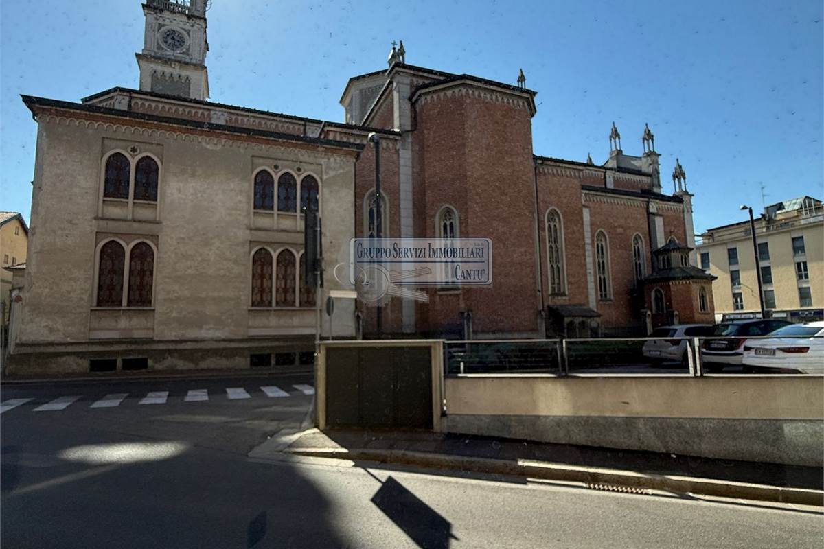 Libero fronte strada con vetrine