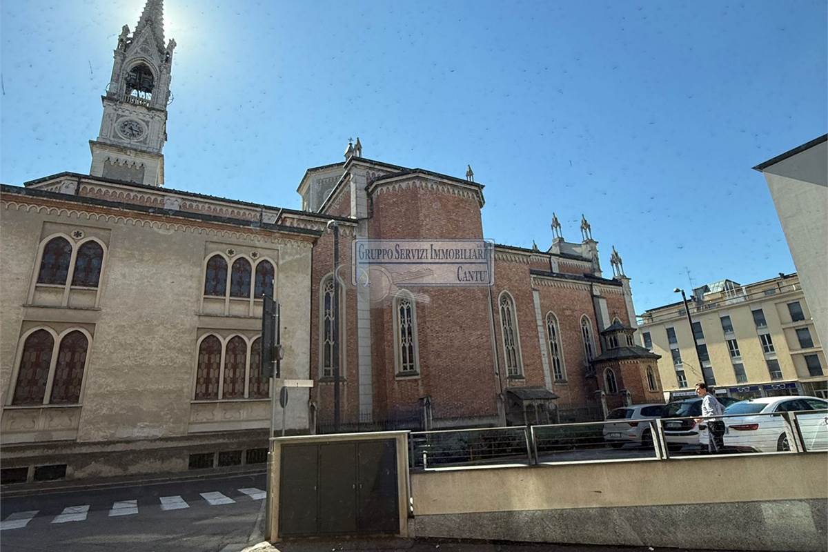 Libero fronte strada con vetrine