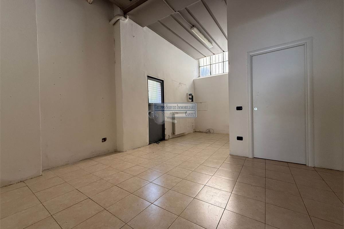 Libero fronte strada con vetrine