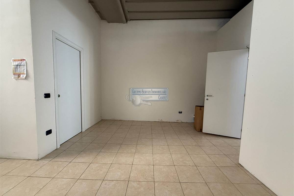 Libero fronte strada con vetrine