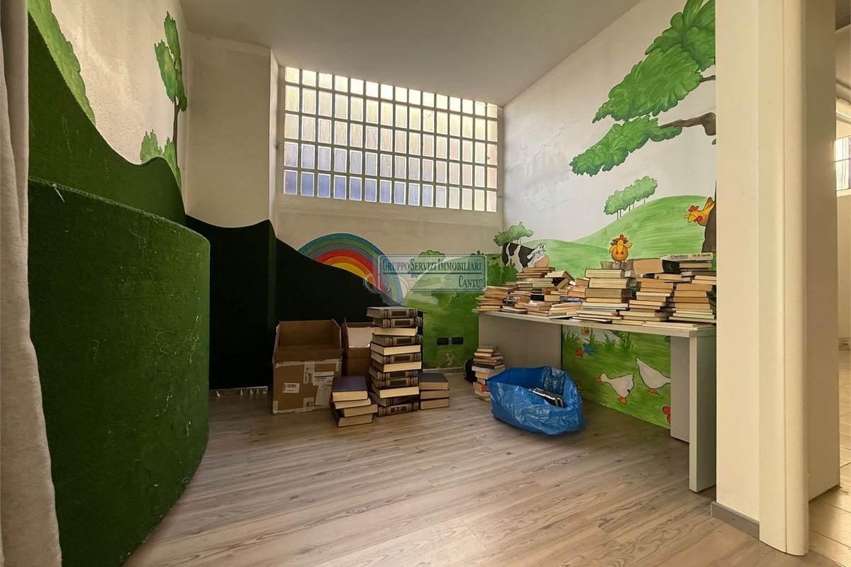 Libero fronte strada con vetrine