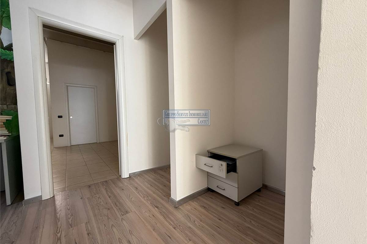 Libero fronte strada con vetrine