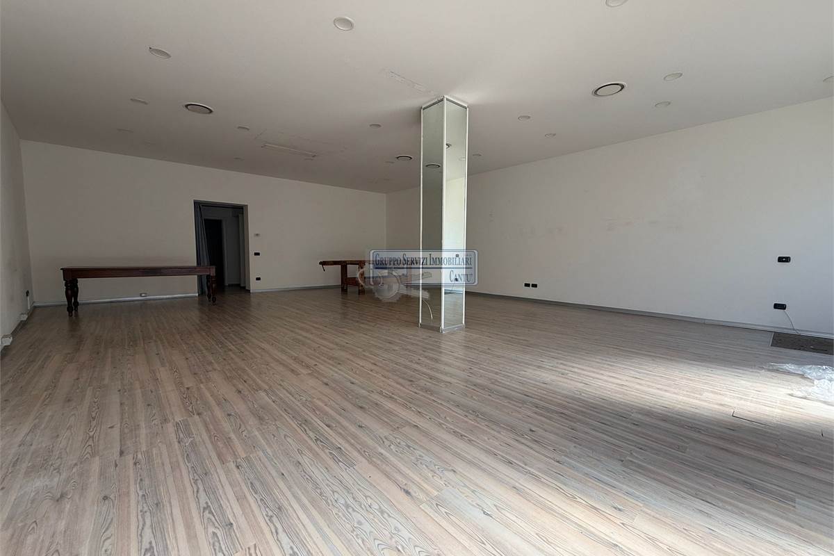 Libero fronte strada con vetrine