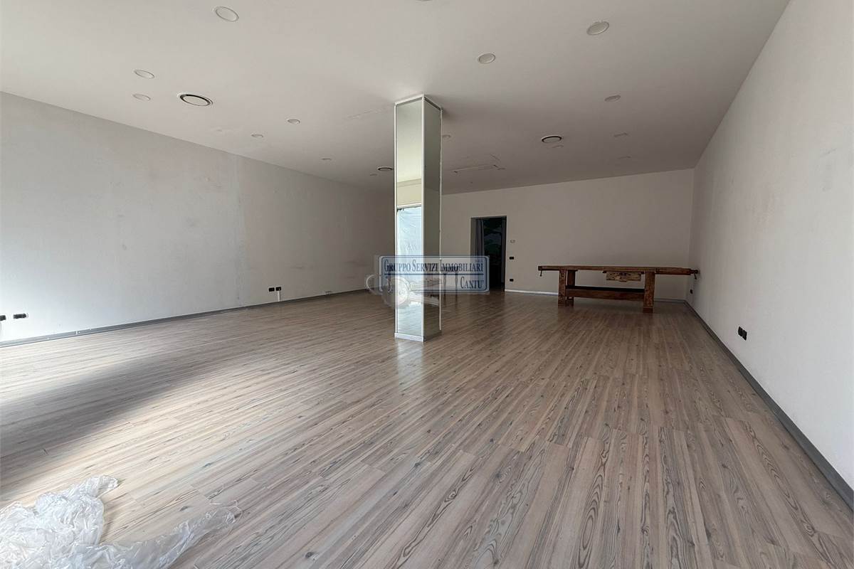 Libero fronte strada con vetrine